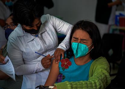 Una sanitaria vacuna a una maestra contra la covid-19 en el municipio de San Cristóbal de las Casas en el estado de Chiapas (México)