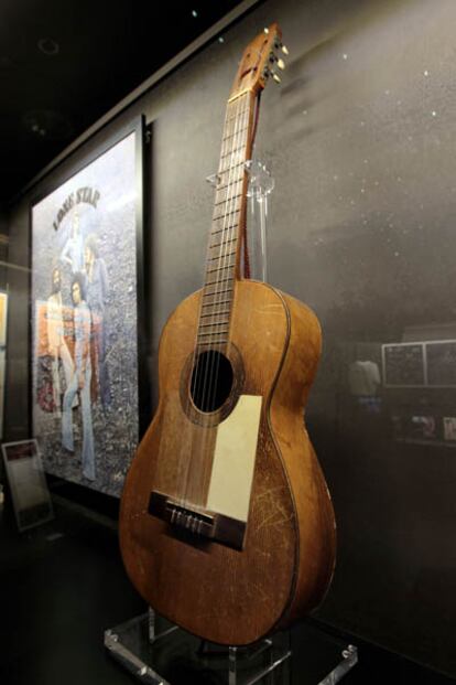 El Museu del Rock cuenta con múltiples instrumentos, como esta guitarra de Lone Star que incluso lleva dibujado un retrato dentro de la caja del instrumento.