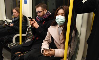 Una mujer con mascarilla en el metro de Londres.