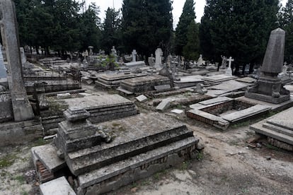 Tumbas en el cementerio de la Almudena en Madrid.