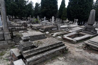 Tumbas en el cementerio de la Almudena en Madrid.