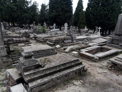 Tumbas en el cementerio de la Almudena en Madrid.