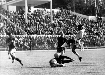 9 de junio de 1962. El brasileño Netto marca ante el portero José Araquistáin, en el Brasil (2)-España (1). España, dirigida por Helenio Herrera, llegó a Chile con un plantel de estrellas como Di Stéfano, Gento y Puskas. Se volvieron en primera ronda. Perdieron en su debú ante Checoslovaquia (1-0), ganaron a México (1-0) y cayeron derrotados por Brasil (2-1).