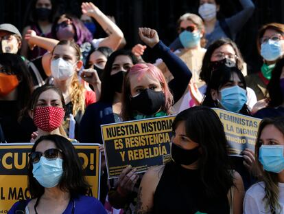 Un grupo de mujeres se manifiesta en el aniversario del estallido de las protestas chilenas, el pasado 18 de octubre en Santiago.