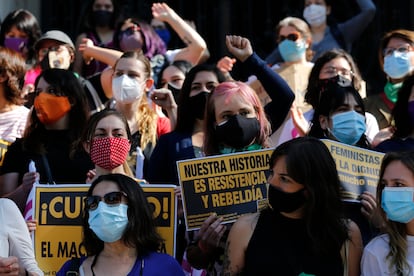 Um grupo de mulheres se manifesta, em 18 de outubro, no primeiro aniversário do início dos protestos chilenos, em Santiago.