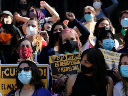 Um grupo de mulheres se manifesta, em 18 de outubro, no primeiro aniversário do início dos protestos chilenos, em Santiago.