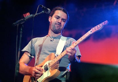 El cantante de Jarabe de Palo, Pau Donés, en un concierto en la plaza de toros de Las Ventas (Madrid), en 1999.