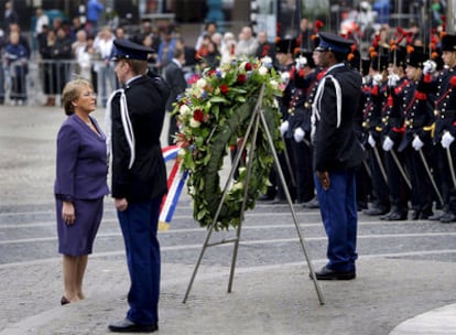 Bachelet deposita flores ante un monumento a los caídos, ayer en Amsterdam