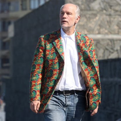El actor John Malkovich, protagonista de la próxima película de los hermanos Coen, pasea ayer por el centro de San Sebastián.