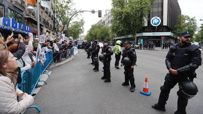 Agentes ante la sede del PP en Madrid, en una cacerolada convocada tras los &uacute;ltimos casos de corrupci&oacute;n. 