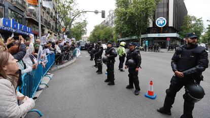 Agentes ante la sede del PP en Madrid, en una cacerolada convocada tras los últimos casos de corrupción.