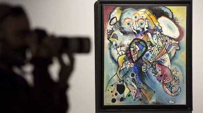 Un fotógrafo toma imágenes de 'Dos óvalos', de Vassily Kandinsky.