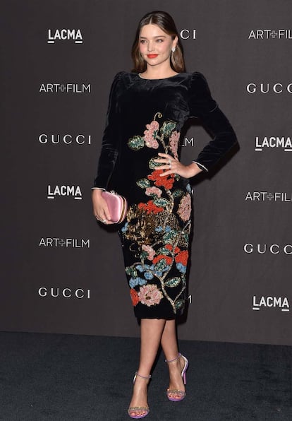 La top Miranda Kerr, también vestida de un diseño con flores bordadas de Gucci.