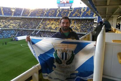 Hernán Montoro, con la bandera del Leganés en La Bombonera.