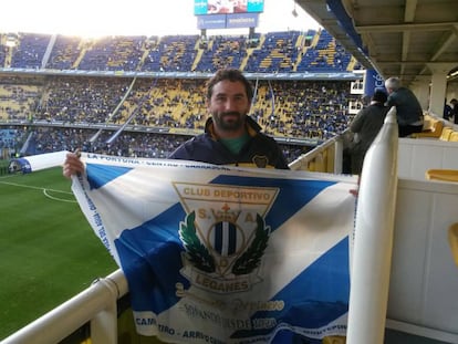 Hernán Montoro, con la bandera del Leganés en La Bombonera.