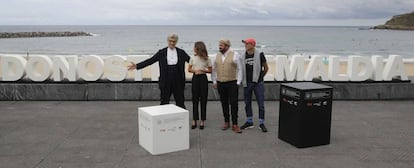 El realizador alemán, Wim Wenders (primero por la izquierdai), posa junto a los actores, Alicia Vikander, y Celyn Jones, y el escritor Jonathan M. Legard, tras presentar su película 'Inmersión', en la edición 65 del festival de cine de San Sebastián.