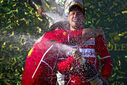 Sebastian Vettel celebra su victoria.