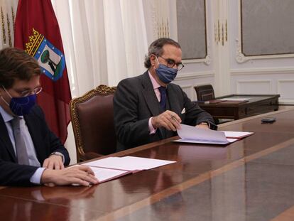 José Luis Martínez-Almeida y José María Alonso Puig en la firma del convenio.