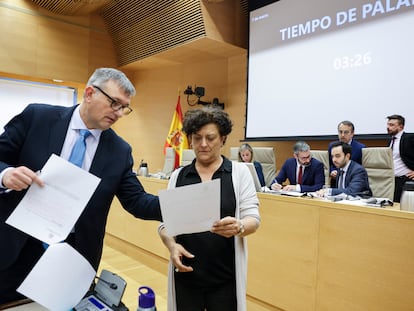 La portavoz de Justicia de Esquerra Republicana (ERC) en el Congreso, Pilar Vallugera, y el diputado de Junts Josep Maria Cervera conversan durante una Comisión en el Congreso de los Diputados, este jueves.