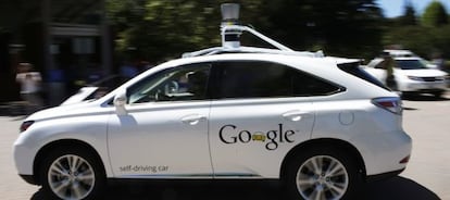 Un coche autom&aacute;tico de Google en marcha.