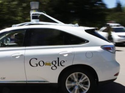 Un coche autom&aacute;tico de Google en marcha.