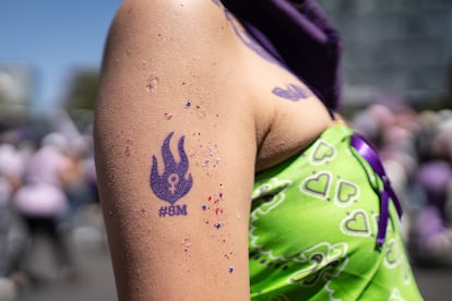 Los colores verde y morado que han sido el distintivo de la lucha feminista en el mundo. 