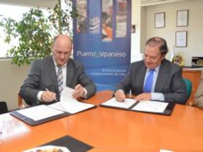 Fotografía cedida por la Alcaldía de Valparaíso en la que se registró al presidente de Puerto de Bilbao, Asier Atutxa (i), y al presidente de la Empresa Portuaria Valparaíso, Mikel Uriarte (d), mientras firman un acuerdo de ayuda mutua en varios temas afines como ciudades portuarias, en Valparaíso (Chile).