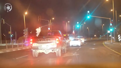 La policía israelí escolta el cuerpo del líder de Hamás, Yahya Sinwar, en el sur de Israel, en un fotograma de un vídeo difundido el jueves por las fuerzas de seguridad.