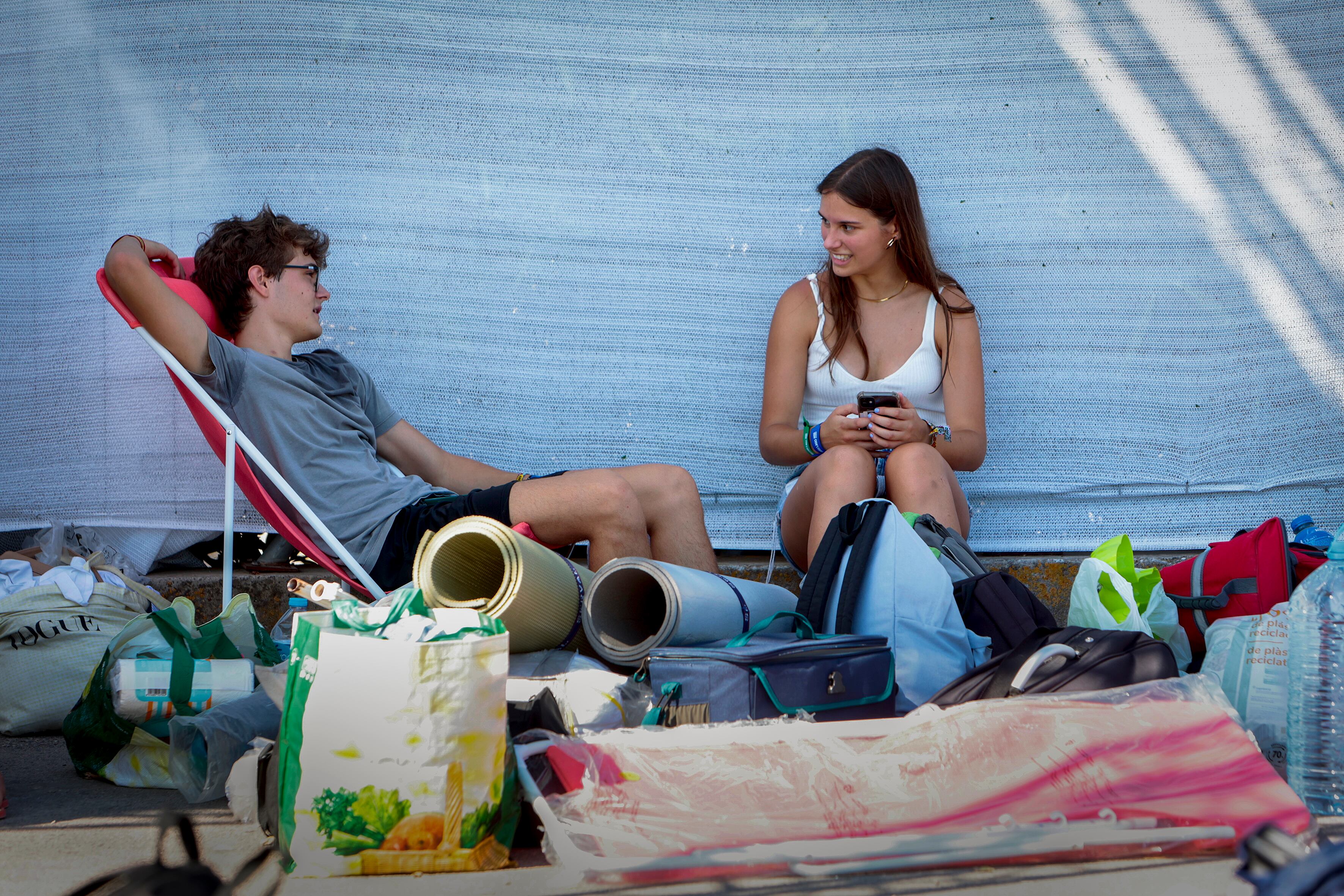 Lo primeros jóvenes empiezan a llegar a Burriana para el inicio del Arenal Sound, este lunes en Castellón.