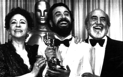 Encarna Paso, junto a José Luis Garci (centro) y Antonio Ferrandis, con el Oscar a mejor película de habla no inglesa por 'Volver a empezar' en Hollywood en 1983.