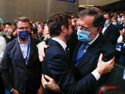 Pablo Casado abrazaba a Mariano Rajoy ante Alberto Núñez Feijóo, el viernes en el congreso nacional del PP en Sevilla.