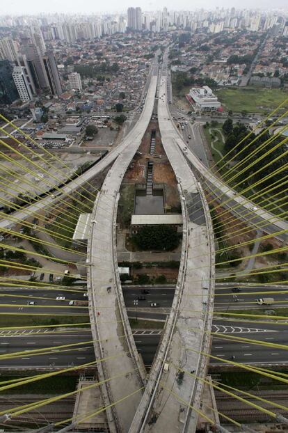 Vista aérea de la construcción del puente Octavio Frias de Oliveira en São Paulo, inaugurado en 2008.