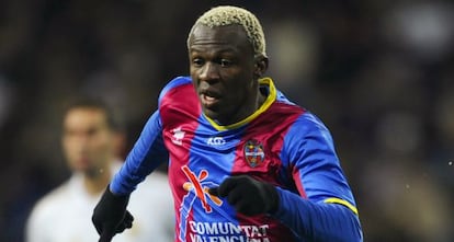 Koné lleva el balón durante el partido del Levante-Real Madrid.