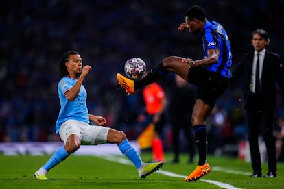 Nathan Ake disputa el balón con Denzel Dumfries.