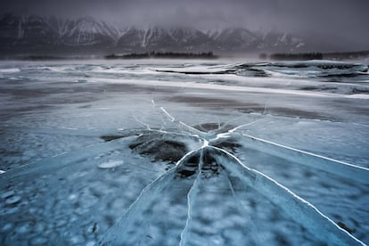 Quando este lago das Rochosas canadenses se congela, forma fendas que deixam de receber água das montanhas no momento mais intenso do inverno.