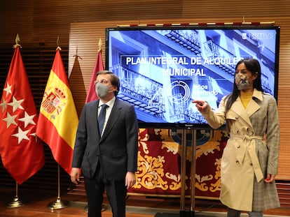 El alcalde de Madrid, José Luis Martínez-Almeida, y la vicealcaldesa, Begoña Villacís durante la presentación del Plan Integral de Alquiler Municipal, en febrero de 2021.