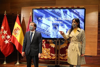 El alcalde de Madrid, José Luis Martínez-Almeida, y la vicealcaldesa, Begoña Villacís durante la presentación del Plan Integral de Alquiler Municipal, en febrero de 2021.