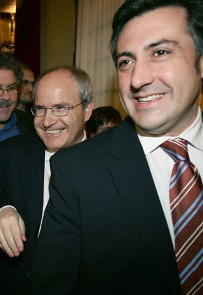 José Montilla, entre dos dirigentes de ERC, ayer en el Congreso.