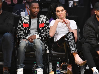 El agente charla con Kendall Jenner durante un partido de Los Angeles Lakers.