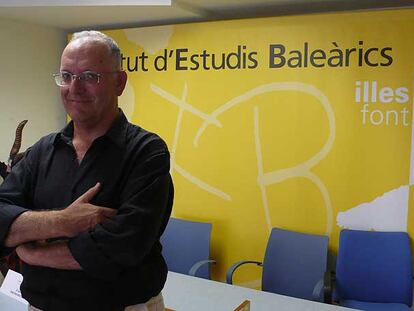 El historiador Sebastià Serra, en su despacho del Institut d'Estudis Baleàrics.
