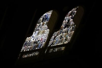 Vista a través de unas ventanas de numerosos devotos musulmanes rezando en la Gran Mezquita de La Meca, antes del comienzo del Hajj, el peregrinaje que lleva a millones de fieles musulmanes a la Kaaba, el santuario más sagrado.