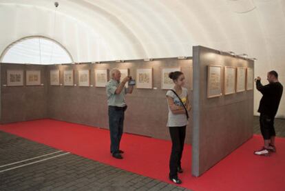 Los primeros visitantes de la exposición de Francisco Ibáñez, ayer en la carpa instalada en el Arenal de Bilbao.