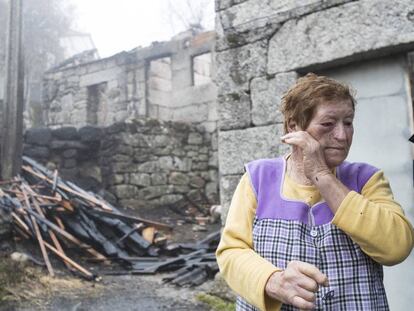 Delia Fidalgo, de 88 a&ntilde;os, ante su propiedad arrasada por el fuego en As Fermosas (Carballeda de Avia).