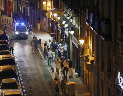 Vecinos de La Latina, en Madrid, se quejan del ruido ambiental de los locales que tienen abiertas las puertas.