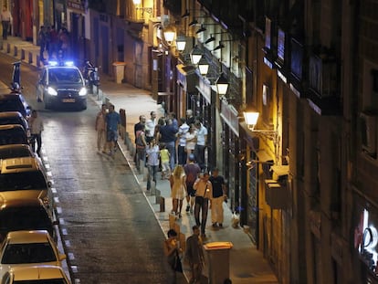  Vecinos de La Latina, en Madrid, se quejan del ruido ambiental de los locales que tienen abiertas las puertas.