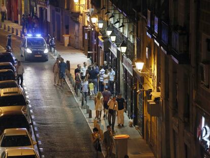  Vecinos de La Latina, en Madrid, se quejan del ruido ambiental de los locales que tienen abiertas las puertas.