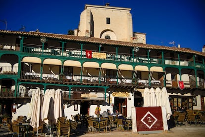 La plaza de Chinchón, de origen medieval, y la iglesia de Nuestra Señora de la Asunción, que alberga un lienzo de Goya.