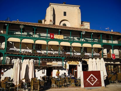 La plaza de Chinchón, de origen medieval, y la iglesia de Nuestra Señora de la Asunción, que alberga un lienzo de Goya.