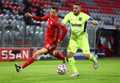 Lewandowski trata de marcharse de Koke durante el último Bayern-Atlético de la Liga de Campeones. (AP)