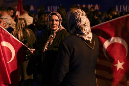 Seguidores del candidato de la oposición, Kemal Kilicdaroglu, en la sede del CHP durante la celebración de las elecciones del domingo.